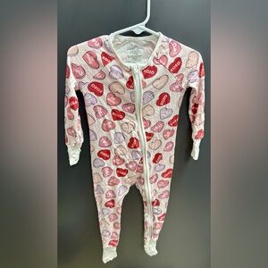 Caden Lane Conversation Hearts Zip Footie
Size: 12–18 Months
